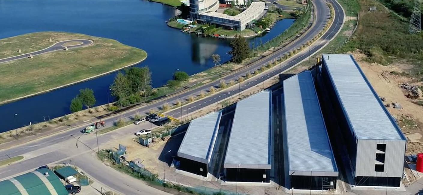 Vista aérea de +Metros Nordelta junto a las lagunas